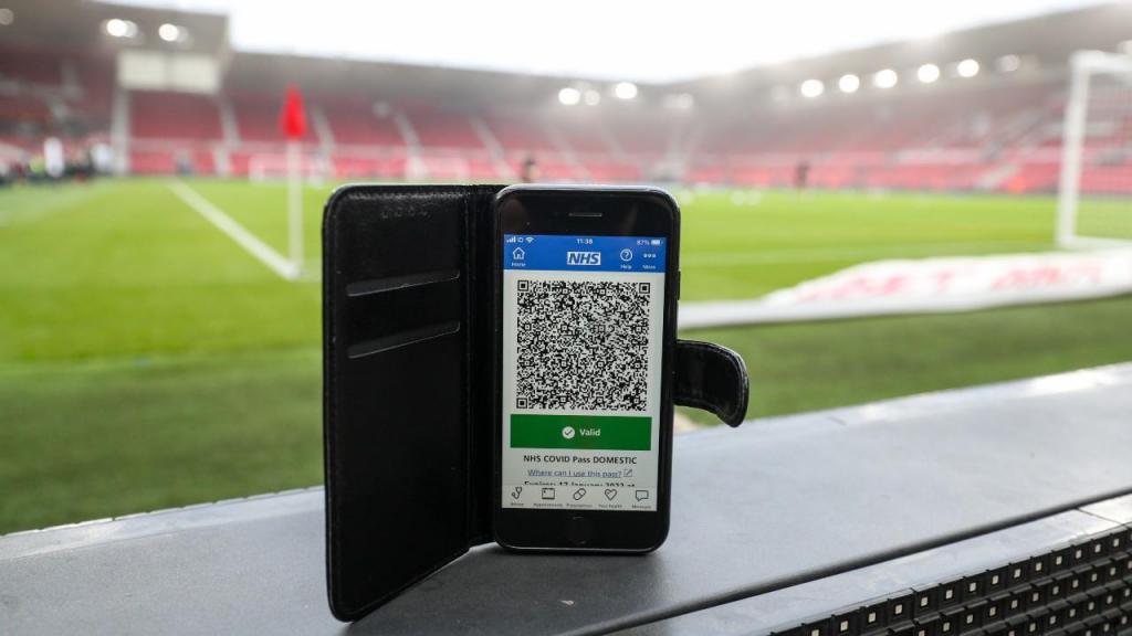 Certificado digital covid-19 em Inglaterra, num estádio de futebol (Getty Images)