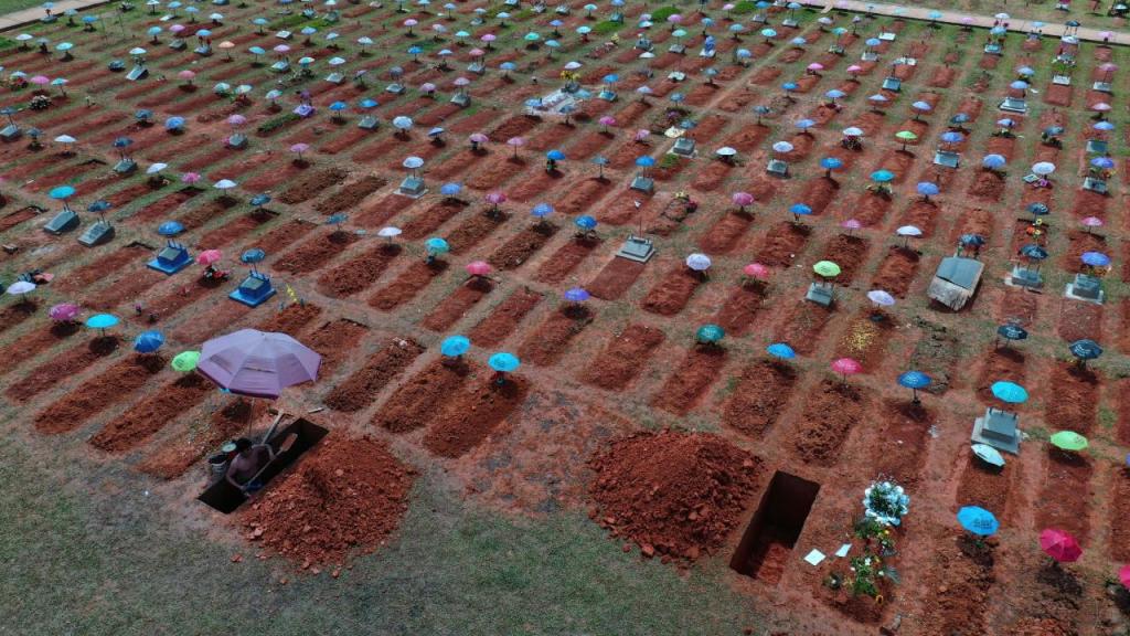 Trabalhador cava uma sepultura num cemitério em Iquitos, no Peru. Mais de 200 mil peruanos perderam a vida por causa da covid-19. Foto: Rodrigo Abd/AP