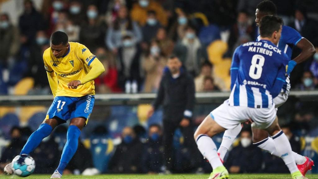 Arthur Gomes rematou assim para o 1-0 no Estoril-FC Porto (Getty Images)