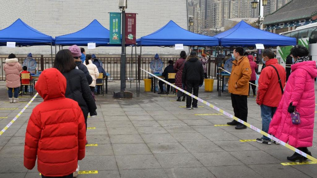 Cidade de Tianjin sai à rua para testagem em massa (AP)