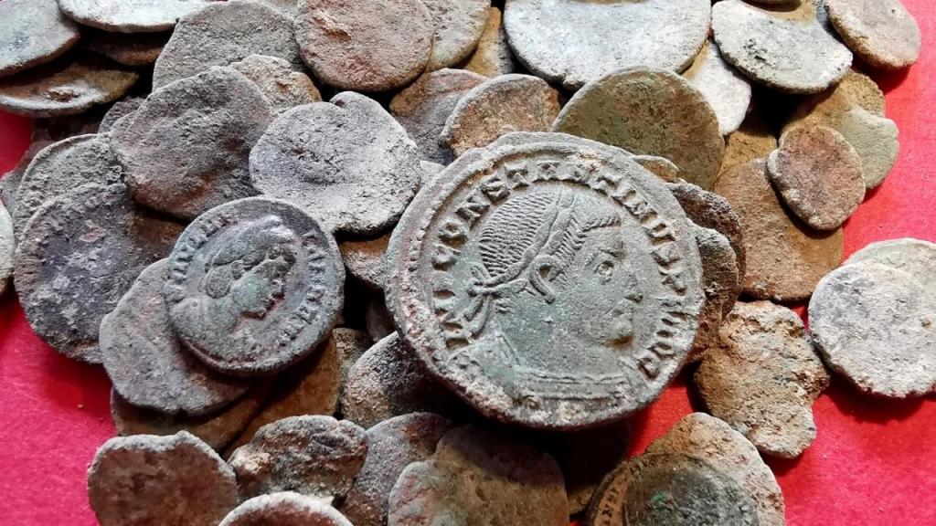 209 moedas romanas desenterradas numa caverna em Espanha Foto: Consejería de Cultura del Principado de Asturias