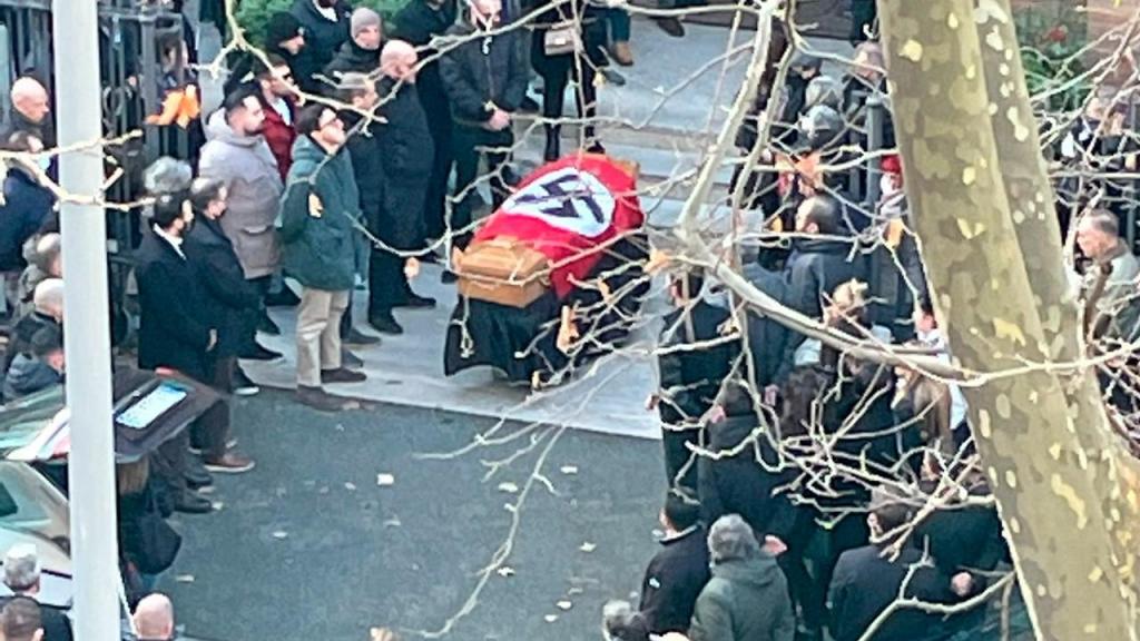 Caixão coberto com bandeira nazi durante funeral em Roma (Open via AP)