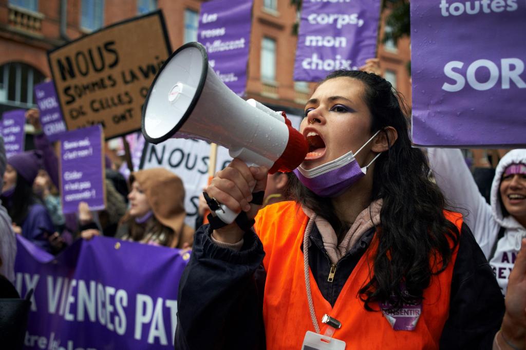 Mulheres participam numa marcha de protesto contra a violência sexual e o patriarcado, organizada pelo coletivo feminista Nous Toutes, na cidade de Toulouse, no sudoeste de França, em novembro de 2021.
