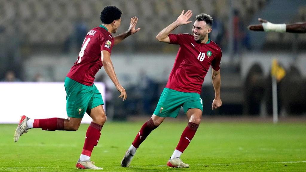 Zakaria Aboukhlal e Munir El Haddadi festejam um dos golos da vitória de Marrocos ante Ilhas Comores na CAN (Themba Hadebe/EPA)