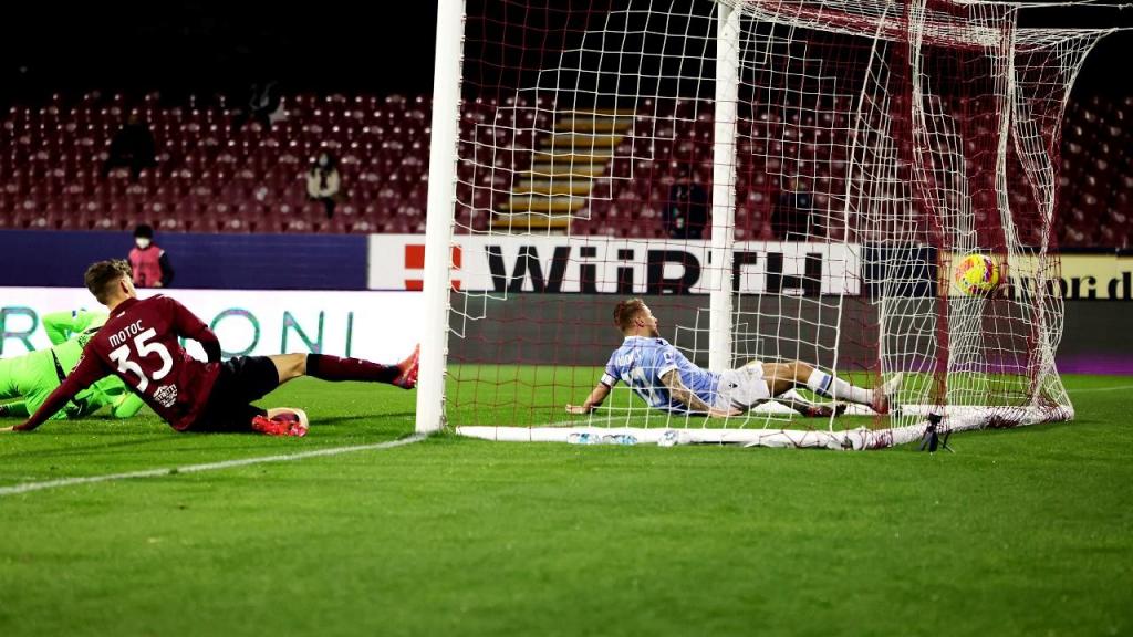 Ciro Immobile fez dois dos três golos da vitória da Lazio ante a Salernitana (Alessandro Garofalo/LaPresse via AP)