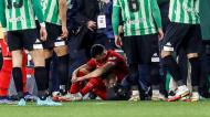 Joan Jordán foi atingido por um tubo e o Bétis-Sevilha, da Taça do Rei, foi suspenso (Jose Manuel Vidal/EPA)