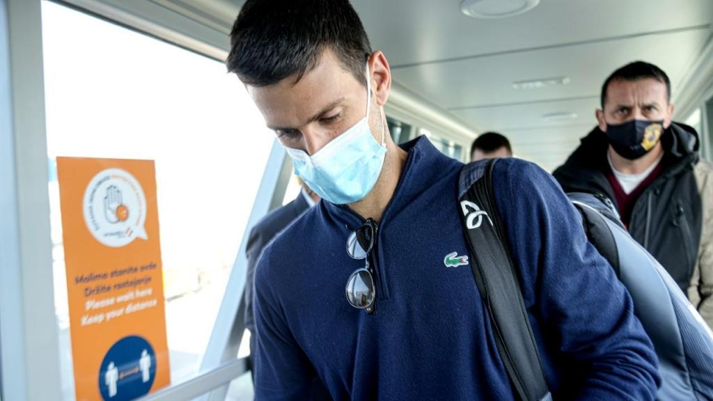 Novak Djokovic na chegada a Belgrado, esta segunda-feira, no aeroporto (Darko Bandic/AP)