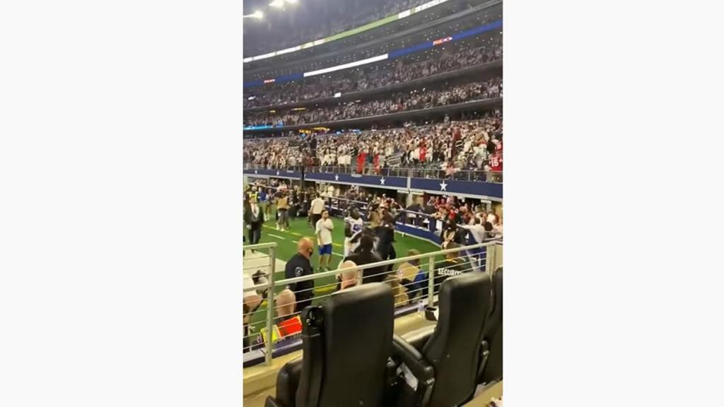 Não é só cá: adeptos atiram objetos ao árbitro em jogo da NFL (twitter)