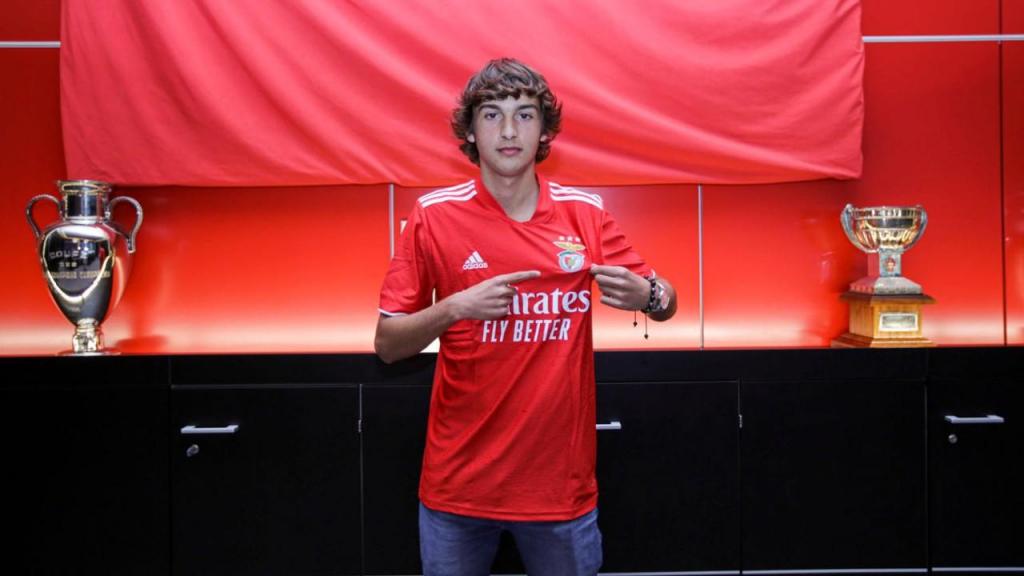Miguel Constantinescu assinou contrato profissional com o Benfica (foto SLB)