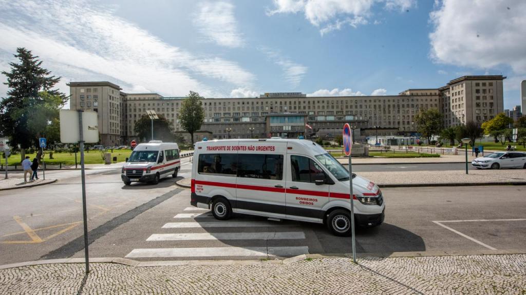 Ambulância em frente ao Hospital de Santa Maria. Foto: Paulo Mumia/picture alliance via Getty Images