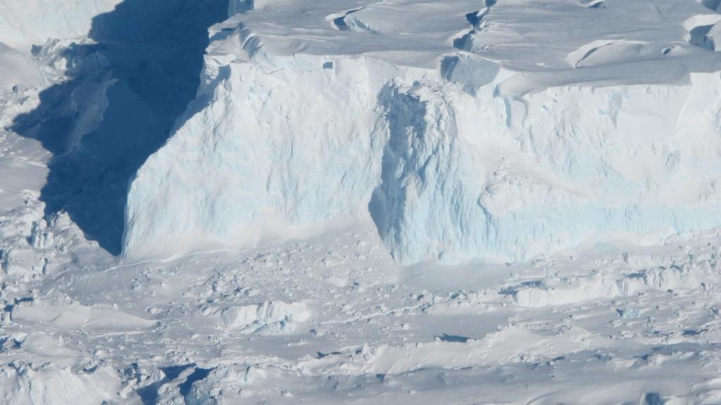 Imagens de satélite recolhidas em novembro sugerem que a plataforma de gelo poderá quebrar nos próximos três a cinco anos. Foto: NASA