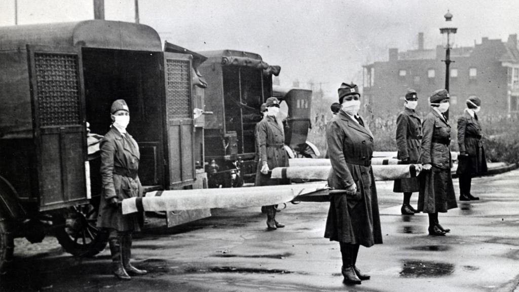 Uma imagem que ficou da pandemia de 1918 nos Estados Unidos: trabalhadoras da Cruz Vermelha com máscaras, preparadas para ir buscar os doentes. Foto: Universal History Archive/Universal Images Group via Getty Images