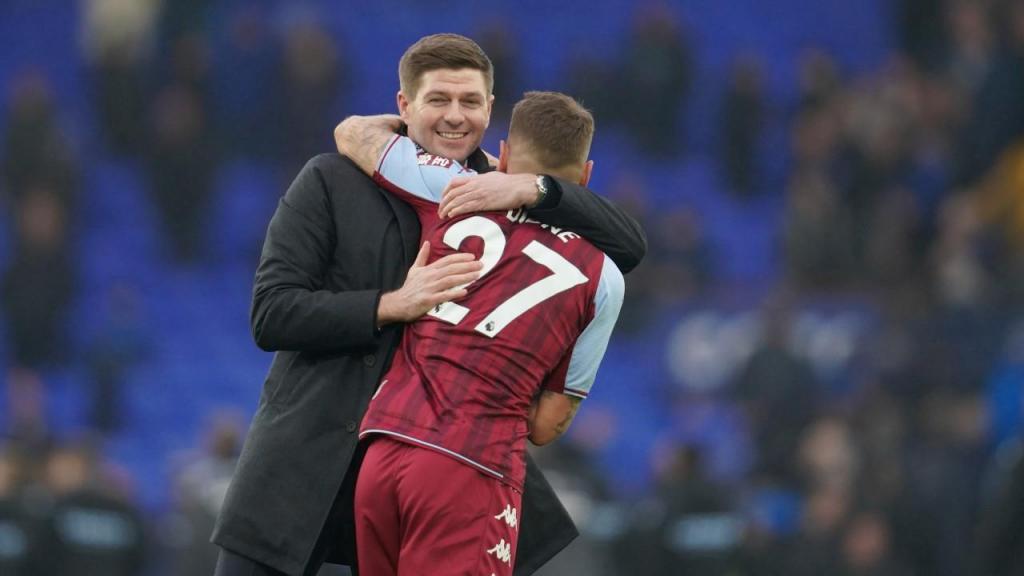 Digne abraça Gerrard (foto AP Photo/Jon Super)