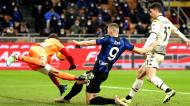 Edin Dzeko, autor do golo decisivo, em duelo com Luca Lezzerini no Inter de Milão-Veneza (Matteo Bazzi/EPA)