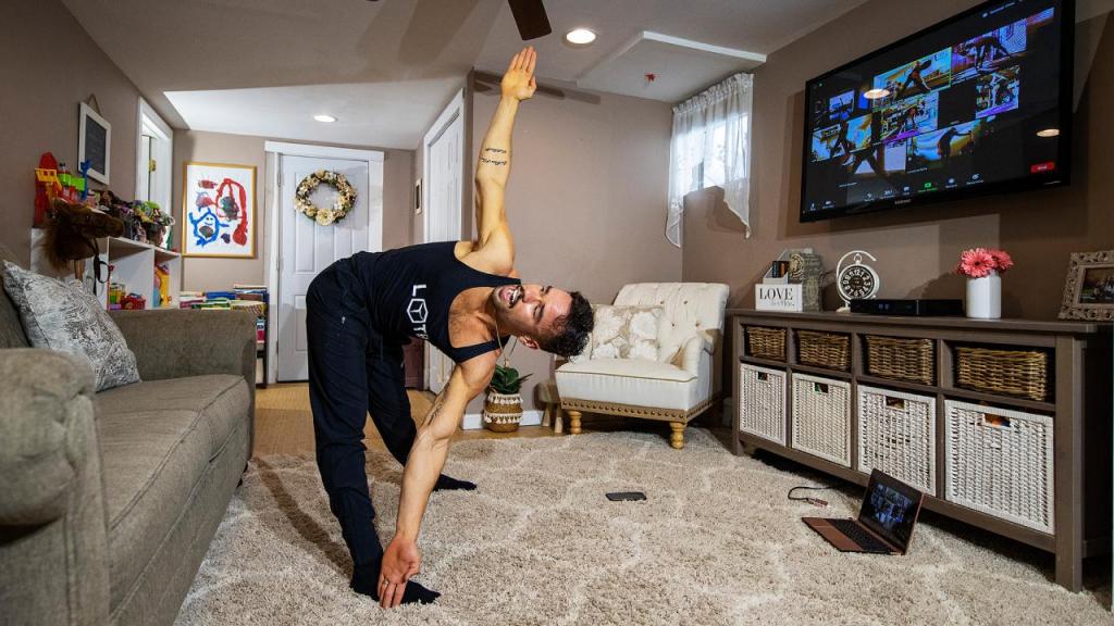 Dennis Guerrero, coproprietário e instrutor principal na plataforma de fitness Life Outside the Box, dá uma aula virtual a partir da sala da sua casa em Long Beach, Nova Iorque, em 8 de novembro de 2020. Foto: Al Bello/Getty Images
