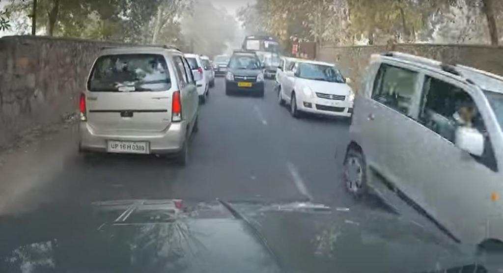 Trânsito na Índia (captura YouTube)