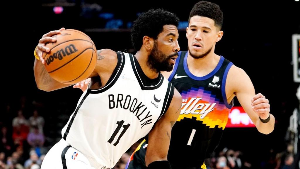 Kyrie Irving e Devin Booker no Phoenix Suns-Brooklyn Nets (Matt York/AP)