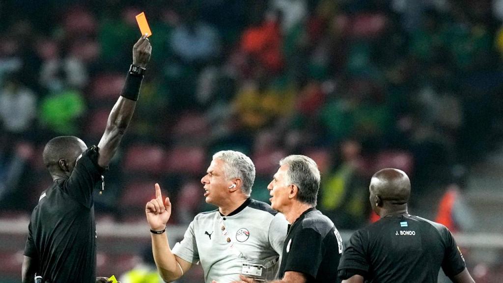 Carlos Queiroz expulso pelo árbitro Bakary Gassama no Camarões-Egito (Themba Hadebe/AP)