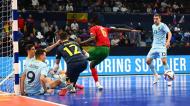 Futsal: Zicky Té teve grande ocasião para bater Dídac Plana no início da segunda parte (UEFA Futsal/Twitter)