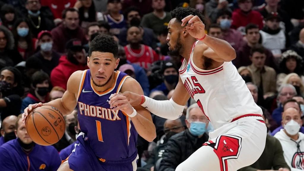Devin Booker e Troy Brown Jr. no Chicago Bulls-Phoenix Suns (Charles Rex Arbogast/AP)