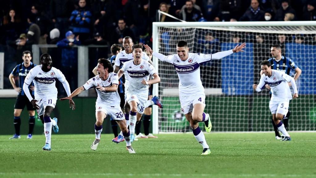 Fiorentina festeja o golo de Nikola Milenkovic que valeu o apuramento para as meias-finais da Taça de Itália (Paolo Magni/EPA)