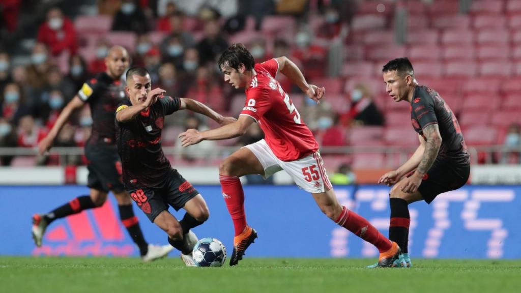 Paulo Bernardo em duelo com Ricardinho e Barreto no Benfica-Santa Clara (Tiago Petinga/Lusa)