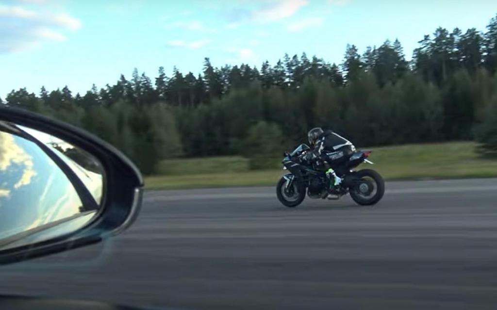Bugatti Veyron vs Kawasaki Ninja H2 (captura YouTube «GTBoard.com»)