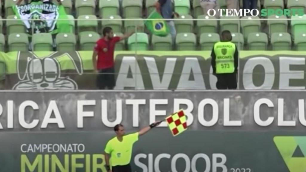 Adepto imita árbitro assistente no América-Atlético Mineiro (youtube)
