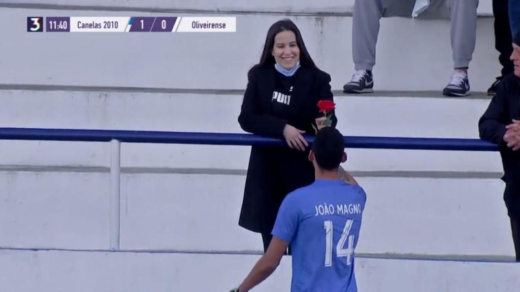 Liga 3: João Magno marcou golaço e foi oferecer rosa à namorada na bancada (Canal 11)