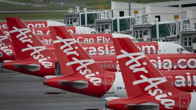 Cobra a passear junto aos passageiros obriga a desviar avião da AirAsia - TVI