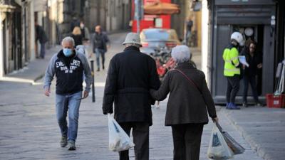 Mais de 400.000 idosos em risco de pobreza - TVI