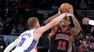DeMar DeRozan contra Donte DiVincenzo no Chicago Bulls-Sacramento Kings (Charles Rex Arbogast/AP)