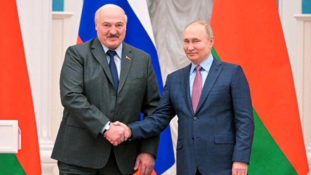 Presidente da Rússia, Vladimir Putin, com o seu homólogo russo, Alexander Lukashenko Sergei Guneyev, Sputnik, Kremlin via AP)