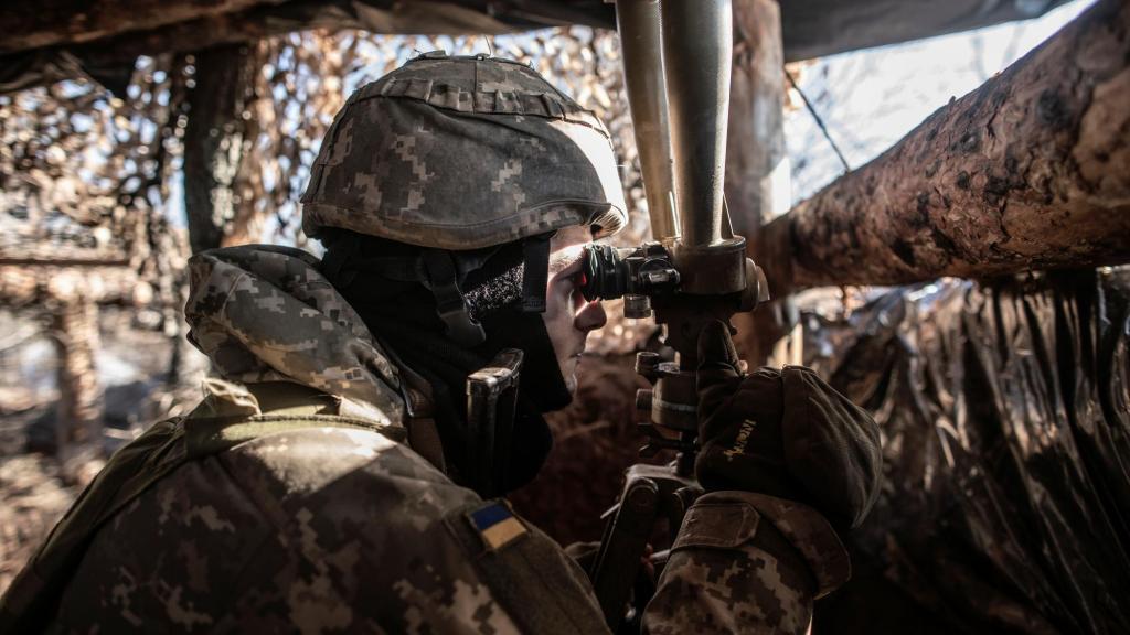 Um soldado ucraniano observa as movimentações dos rebeldes separatistas pró-Rússia na região ucraniana de Donetsk. Foto: Manu Brabo/Getty Images