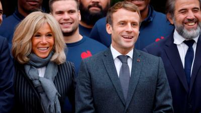 Extrema-direita queria uniforme escolar obrigatório em França. Brigitte Macron mostrou-se a favor antes da votação e está a ser muito falada por isso - TVI