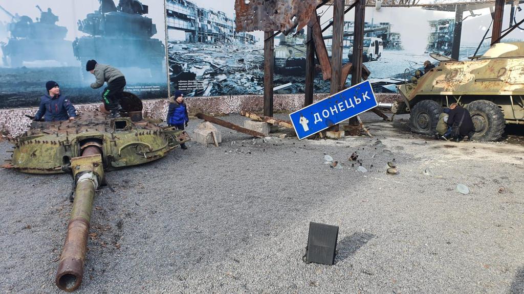 Dnipro: crianças brincam com peças militares enquanto tensão entre Ucrânia e Rússia sobe de tom