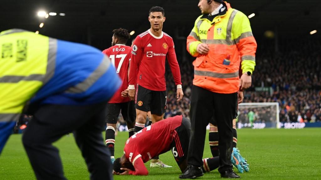 Anthony Elanga agarrado à cabeça depois de ter marcado golo no Leeds-Manchester United (Getty Images)