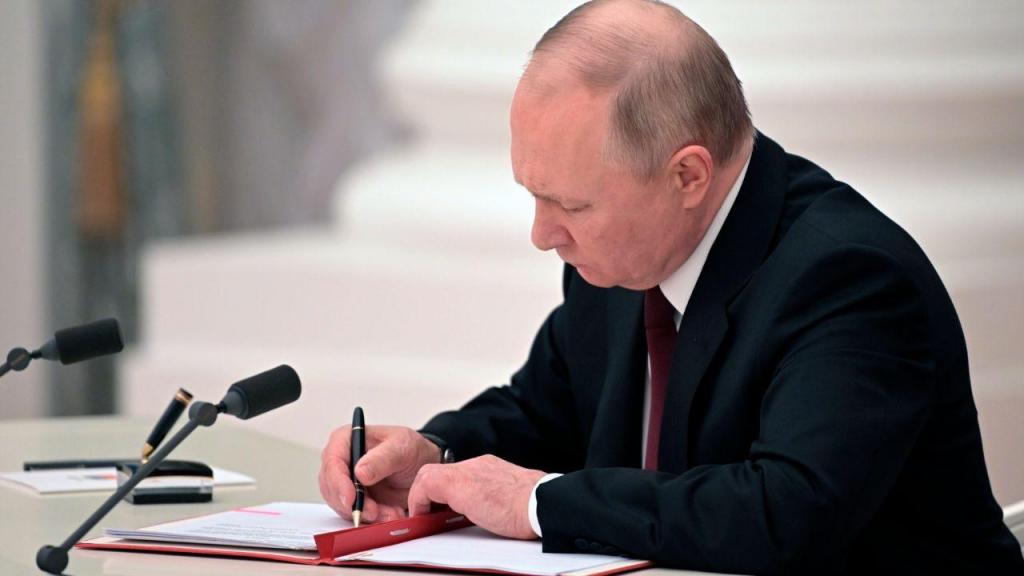 Putin assina decreto que reconhece independência dos territórios separatistas ucranianos (Alexei Nikolsky, via AP)