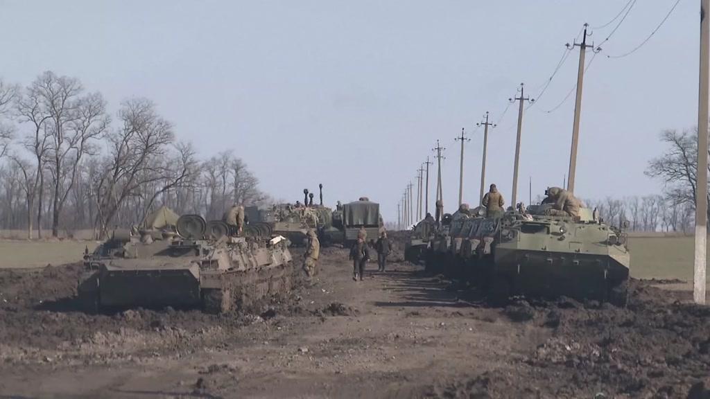 Vídeo mostra tropas russas a entrarem nas regiões separatistas da Ucrânia