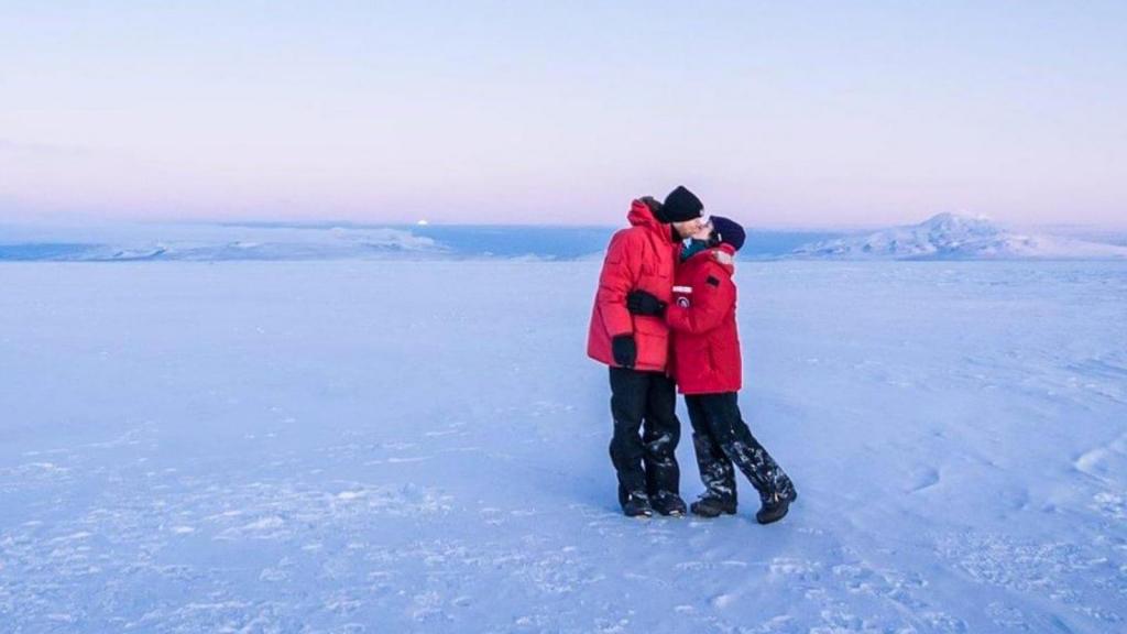 Os americanos, Nicole McGrath e Cole Heinz, conheceram-se em 2013, enquanto trabalhavam na estação McMurdo, uma base de investigação norte-americana construída em rochas vulcânicas, na ilha de Ross. Cá estão eles numa visita em 2016, fotografados na pista de aterragem de Pegasus. Foto:  Cortesia de Rebekah Osgood