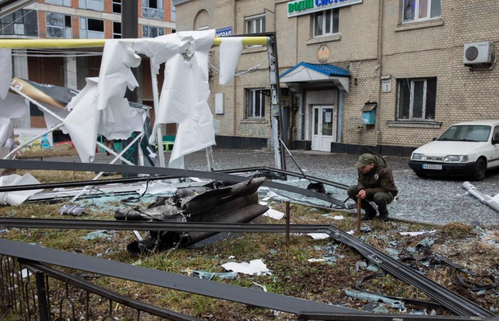 Edifícios militares destruídos em Kiev (EPA/MIKHAIL PALINCHAK)