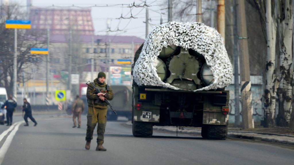Exército ucraniano nas ruas Kramatosrk, na região do Donbass (AP Photo/Vadim Ghirda)