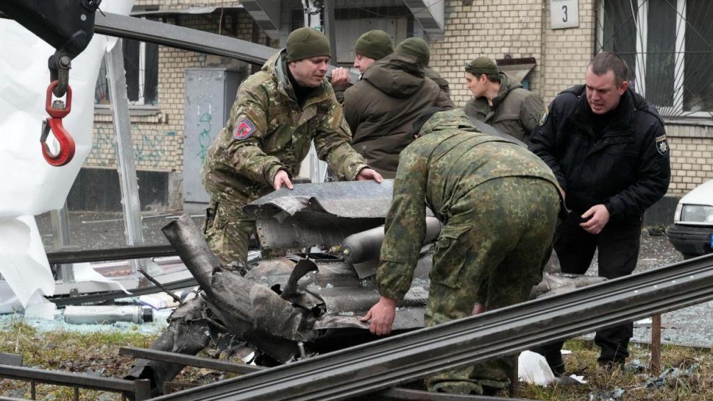 Soldados ucranianos removem destroços de uma carrinha atingida por um rocket russo em Kiev (AP Photo/Efrem Lukatsky)