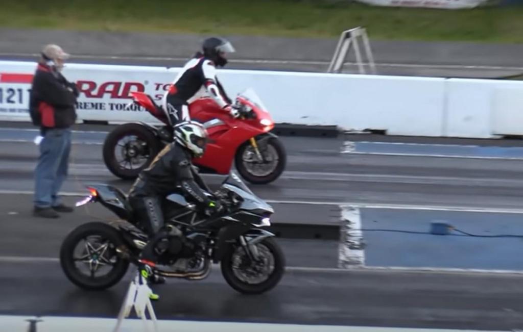 Ducati Panigale V4 vs. Kawasaki Ninja H2 (captura YouTube «Wheels»)