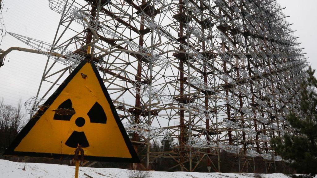 Tropas russas saídas da Bielorrússia conquistaram a zona da central nuclear de Chernobyl  (AP Photo/Efrem Lukatsky)
