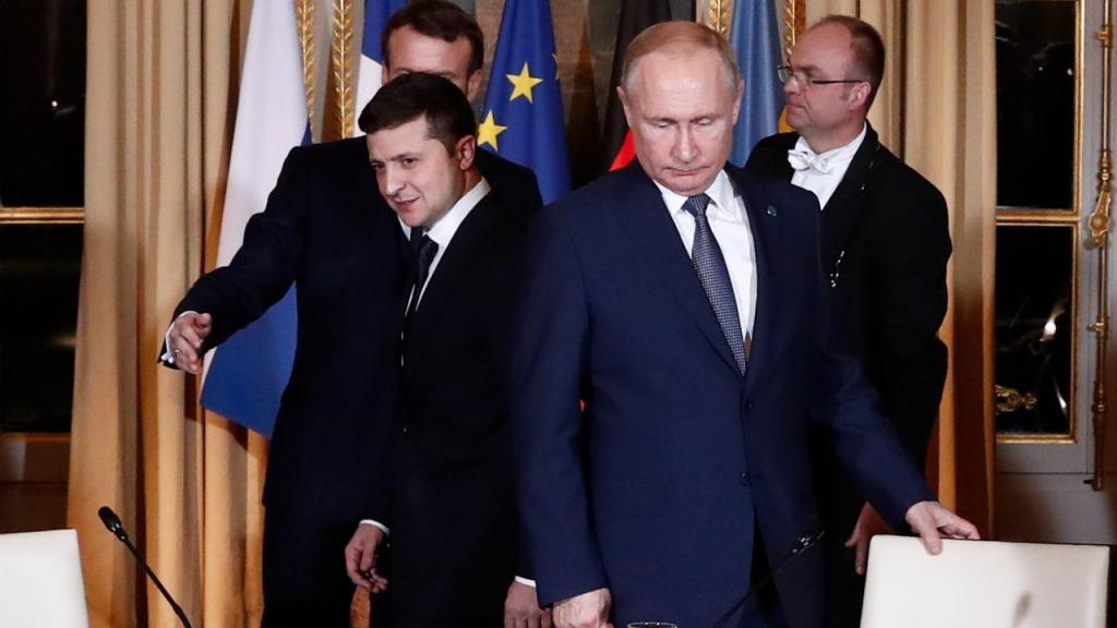 Vladimir Putin e Volodymyr Zelensky no Palácio do Eliseu, Paris, em dezembro de 2019 (Ian Langsdon/Pool - AP)