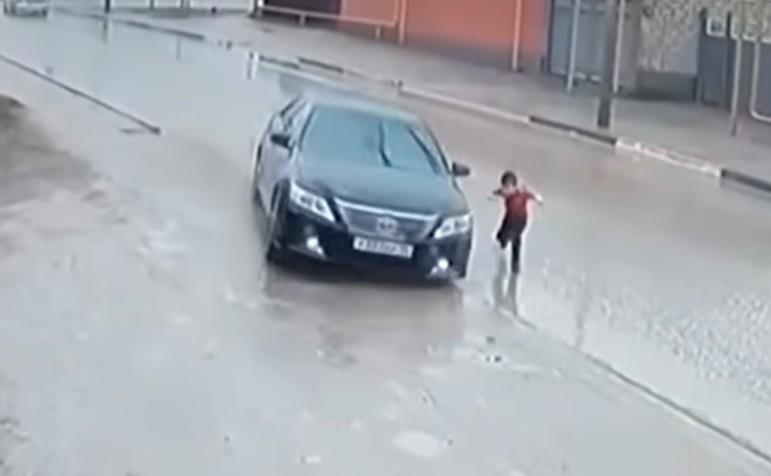 Condutor consegue evitar atropelamento (captura YouTube)