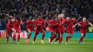 Jogadores do Liverpool nos primeiros festejos da conquista da Taça da Liga (Andy Rain/EPA)