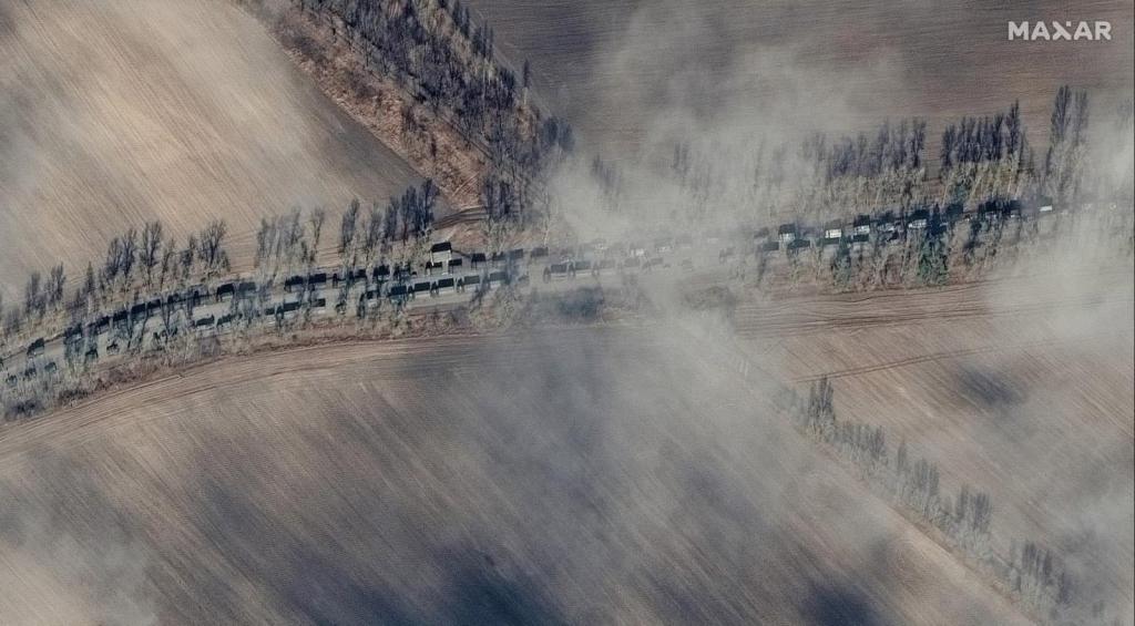 Novas imagens de satélite mostram uma coluna militar russa com cerca de cinco quilómetros de comprimento (Maxar Technologies)