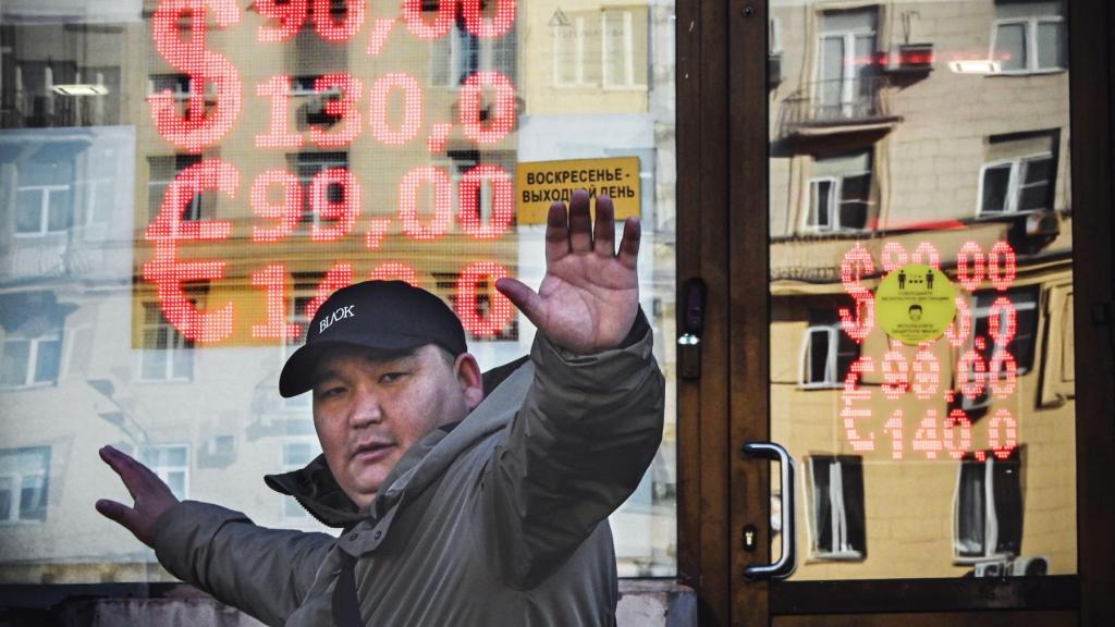 Rublo atinge mínimos históricos depois de sanções europeias. Foto: Alexander Nemenov/AFP via Getty Images